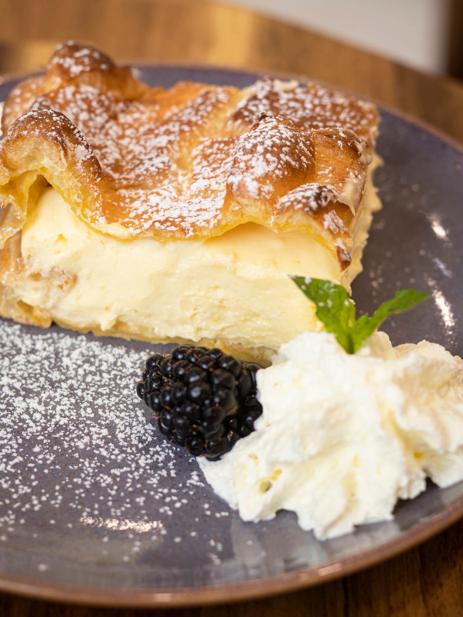 Drip cake czekoladowy z owocami